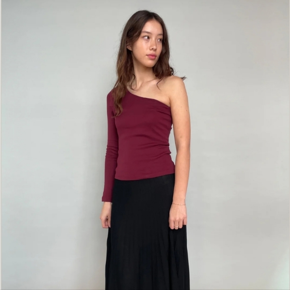 🎉 KOTN M One-Shoulder Burgundy cotton Top long sleeve NWT